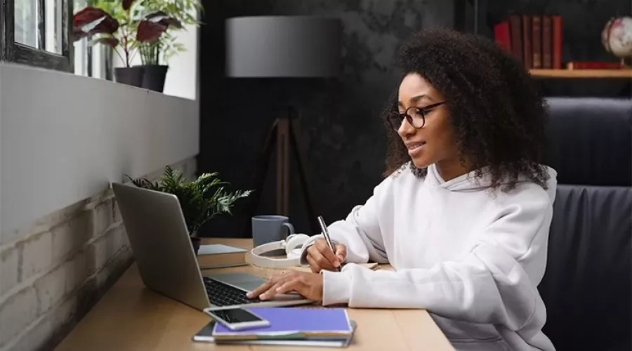 young teenager e-learning